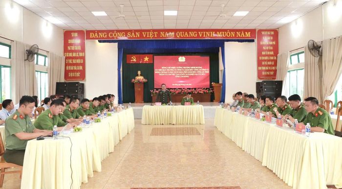 Quang cảnh buổi làm việc