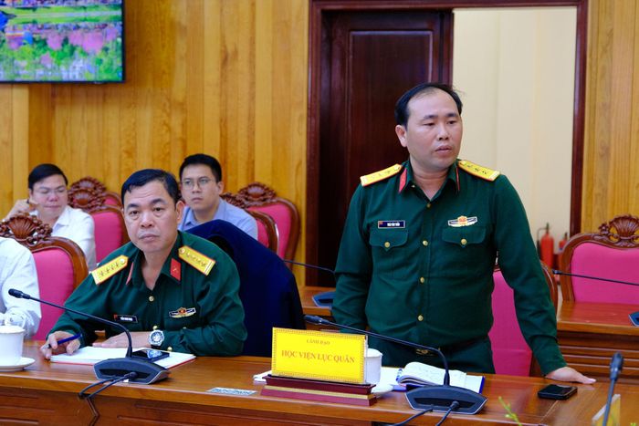 Thượng tá Thái Văn Tuấn, Trưởng Ban Tác huấn, Học viện Lục quân phát biểu tại buổi làm việc