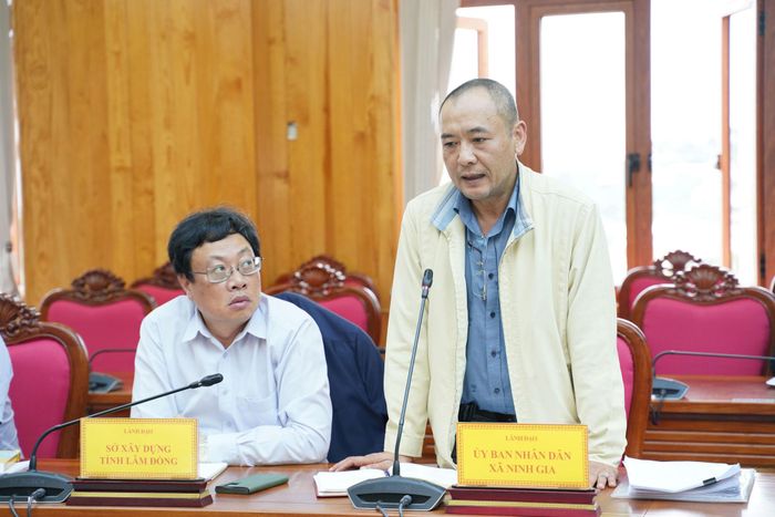 Ông Trương Minh Hải, Phó Chủ tịch UBND xã Ninh Gia báo cáo công tác giải phóng mặt bằng thực hiện dự án cao tốc trên địa bàn