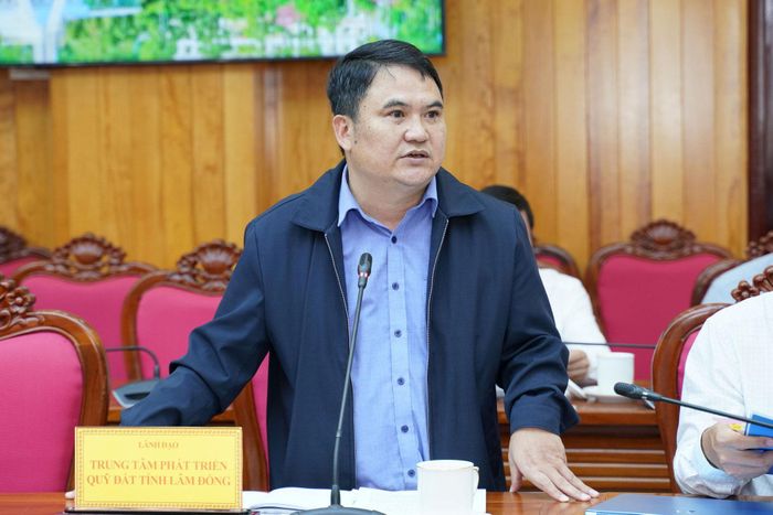 Ông Lê Văn Tạo, Phó Giám đốc Trung tâm Phát triển quỹ đất tỉnh Lâm Đồng phát biểu tại buổi làm việc