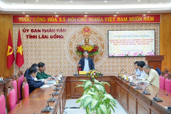 Quang cảnh buổi làm việc