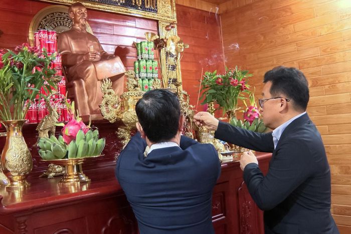 Ông Park Jong Hyun, Chủ tịch Hội Nhà báo Hàn Quốc và Nhà báo Lê Huy Toàn, Tỉnh ủy viên, Giám đốc Báo và Phát thanh, Truyền hình Lâm Đồng, Chủ tịch Hội Nhà báo tỉnh Lâm Đồng dâng hương tưởng niệm Chủ tịch Hồ Chí Minh. Ảnh Bá Nha
