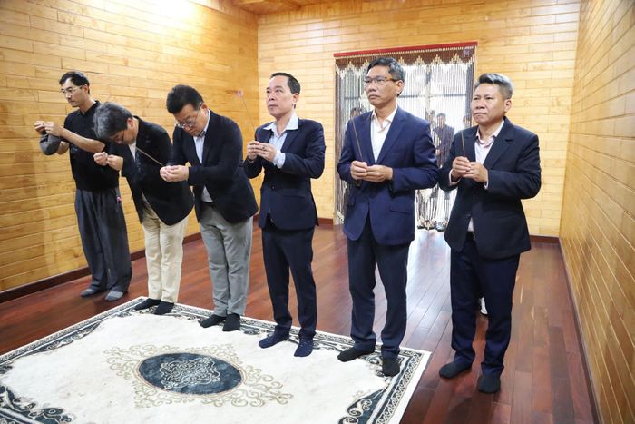 Các đại biểu dâng hương tưởng niệm Chủ tịch Hồ Chí Minh tại tòa nhà Viettel Lâm Đồng