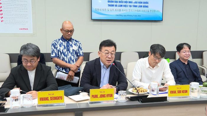 Ông Park Jong Hyun, Chủ tịch Hội Nhà báo Hàn Quốc phát biểu tại buổi làm việc (thứ 3 từ phải qua). Ảnh Bá Nha
