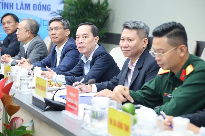 Nhà báo Lê Huy Toàn, Tỉnh ủy viên, Giám đốc Báo và Phát thanh, Truyền hình Lâm Đồng, Chủ tịch Hội Nhà báo tỉnh (thứ 3 từ phải qua) cùng các đại biểu tham dự buổi làm việc