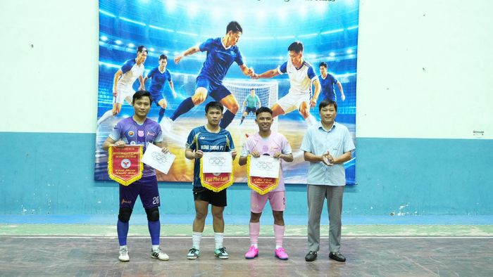 Ban Tổ chức trao các giải thưởng cá nhân: thủ môn xuất sắc nhất, cầu thủ ghi nhiều bàn thắng nhất và cầu thủ xuất sắc nhất