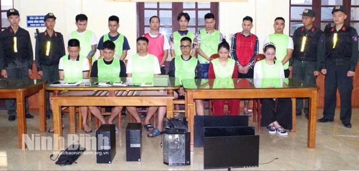 Các đối tượng trong đường dây lừa đảo xuyên quốc gia bị bắt giữ cùng tang vật vụ án. Ảnh: CTV