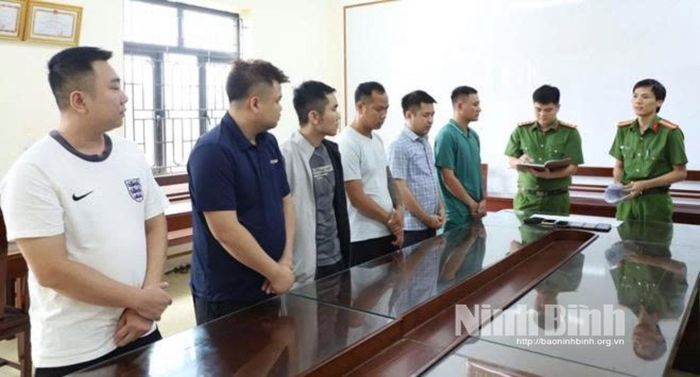 Các đối tượng trong đường dây cá độ liên tỉnh tại Cơ quan Cảnh sát điều tra. Ảnh: CTV