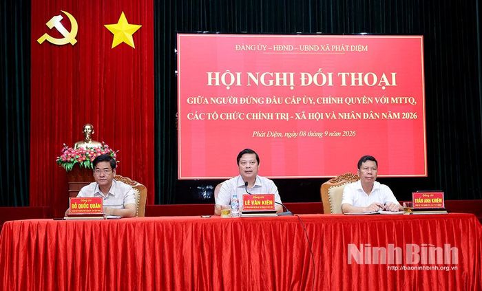 Các đồng chí Thường trực Đảng ủy xã Phát Diệm chủ trì hội nghị.