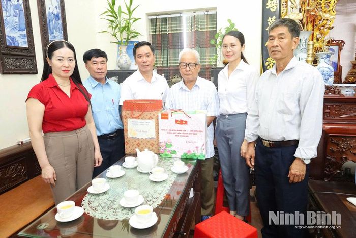 Lãnh đạo xã Nam Trực thăm, tặng quà gia đình chính sách nhân kỷ niệm 79 năm ngày Thương binh - Liệt sĩ.