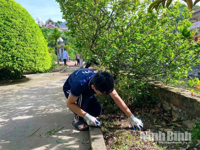 Đoàn viên thanh niên xã Nam Trực tham gia dọn vệ sinh môi trường.