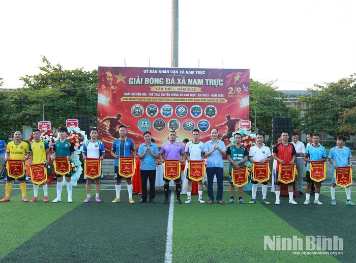 Giải bóng đá xã Nam Trực lần thứ nhất thu hút đông đảo các vận động viên tham gia.