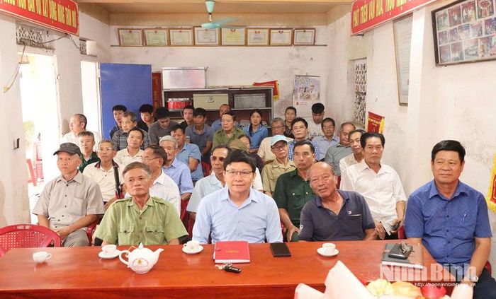 Một buổi sinh hoạt định kỳ tại Chi bộ thôn Cường Phú, xã Nam Trực thu hút đông đảo đảng viên tham gia.