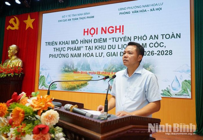 Lãnh đạo UBND phường Nam Hoa Lư phát biểu tại hội nghị.