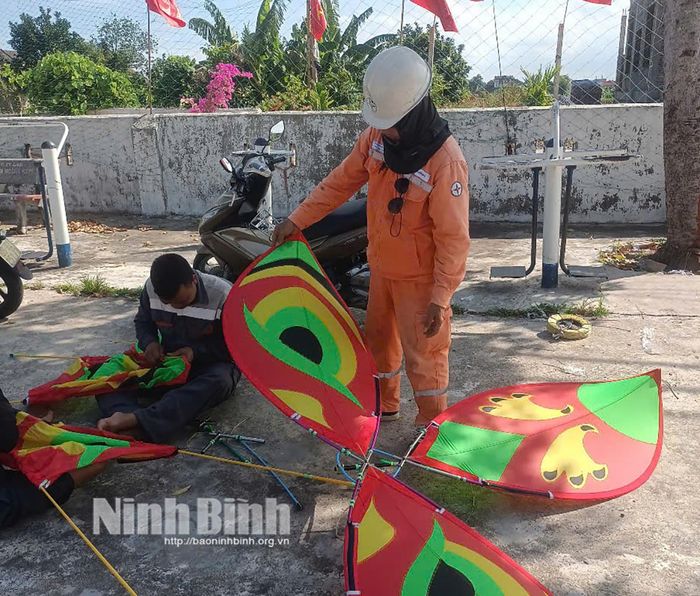 Cán bộ điện lực xử lý vi phạm thả diều trong hành lang an toàn lưới điện
