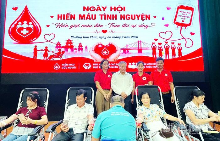 Lãnh đạo phường Tam Chúc, đại diện Hội Chữ thập đỏ tỉnh động viên các tình nguyện viên hiến máu tại điểm cầu phường Tam Chúc.