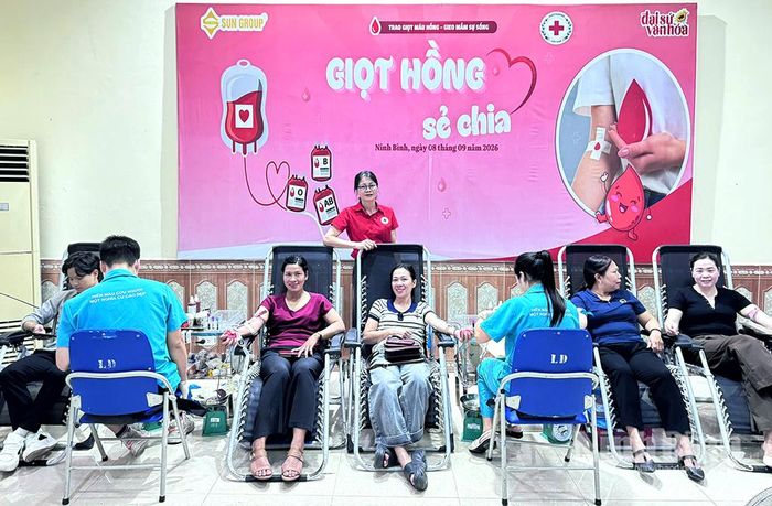 Các tình nguyện viên hiến máu tình nguyện tại điểm cầu Sun Group Hà Nam.