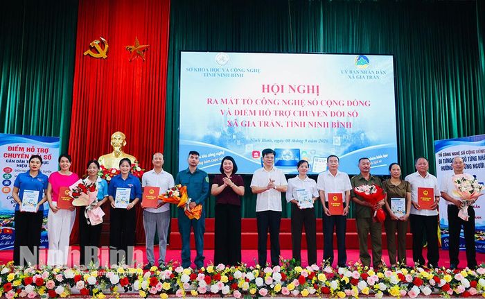 Lãnh đạo Sở Khoa học và Công nghệ, lãnh đạo Đảng uỷ xã Gia Trấn trao quyết định, tặng hoa và cẩm nang Chuyển đổi số xã cho các Tổ Công nghệ số cộng đồng.