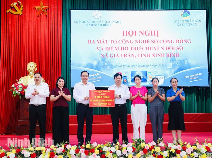 Đồng chí Đặng Thanh Sơn, Uỷ viên Ban Thường vụ Tỉnh uỷ, Phó Chủ tịch UBND tỉnh tặng quà cho các Điểm hỗ trợ chuyển đổi số.