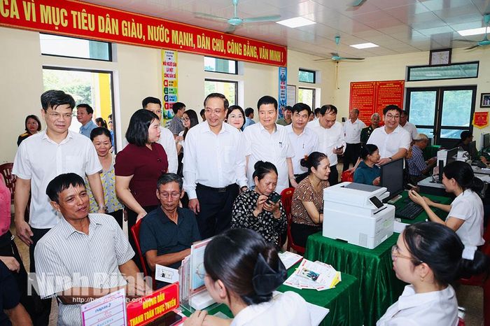 Các đại biểu tham quan Điểm hỗ trợ chuyển đổi số thôn Gián Khẩu.