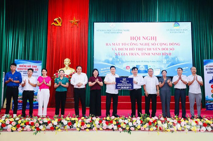 Ông Nguyễn Xuân Thành, Chủ tịch Tập đoàn Kinh tế Xuân Thành tặng quà cho các thôn và Tổ Công nghệ số cộng đồng.