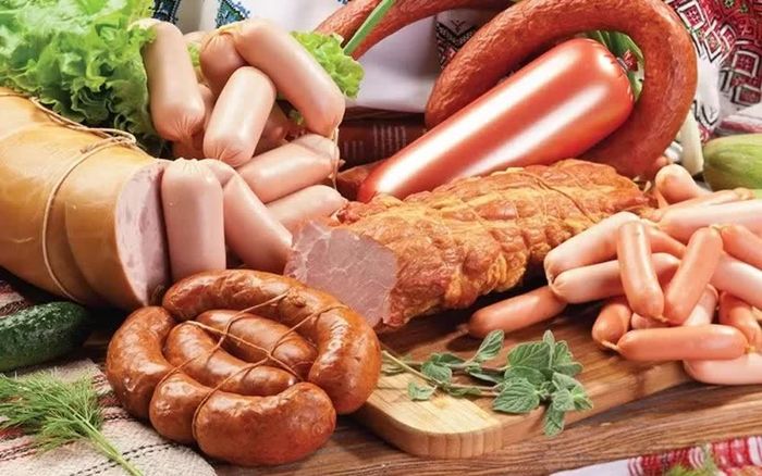 Các loại thịt chế biến sẵn chứa hàm lượng muối cao.