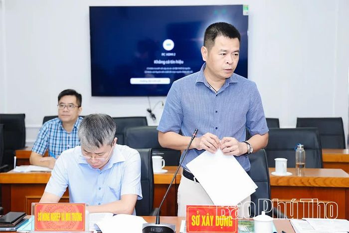 Lãnh đạo Sở Xây dựng báo cáo kết quả thẩm định tại hội nghị.