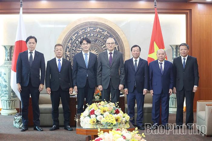 Các đại biểu chụp ảnh lưu niệm. 