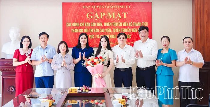 Lãnh đạo Ban Tuyên giáo Tỉnh ủy và các đơn vị chụp ảnh lưu niệm với thí sinh Tạ Hương Giang.