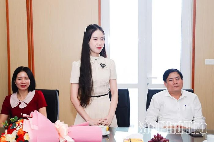 Thí sinh Tạ Hương Giang phát biểu tại buổi gặp mặt.