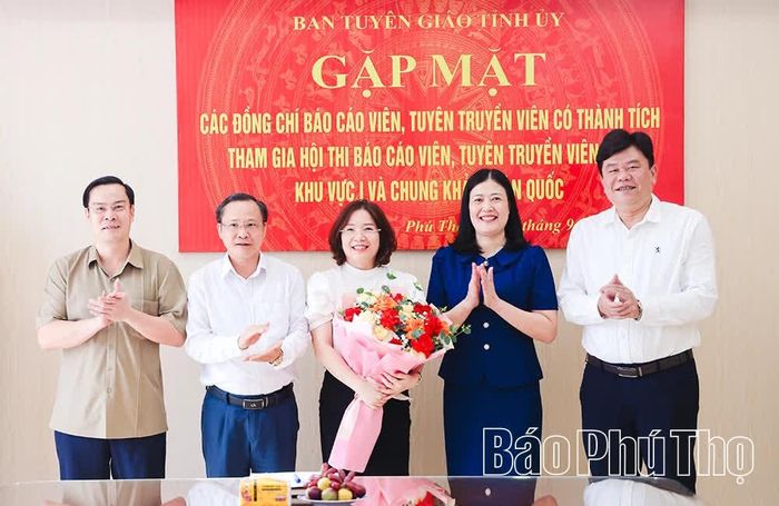 Lãnh đạo Ban Tuyên giáo Tỉnh ủy và các đơn vị chụp ảnh lưu niệm với thí sinh Nguyễn Thị Việt Hà.