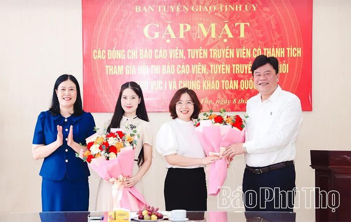 Lãnh đạo Ban Tuyên giáo Tỉnh ủy chúc mừng các báo cáo viên, tuyên truyền viên giỏi năm 2026.