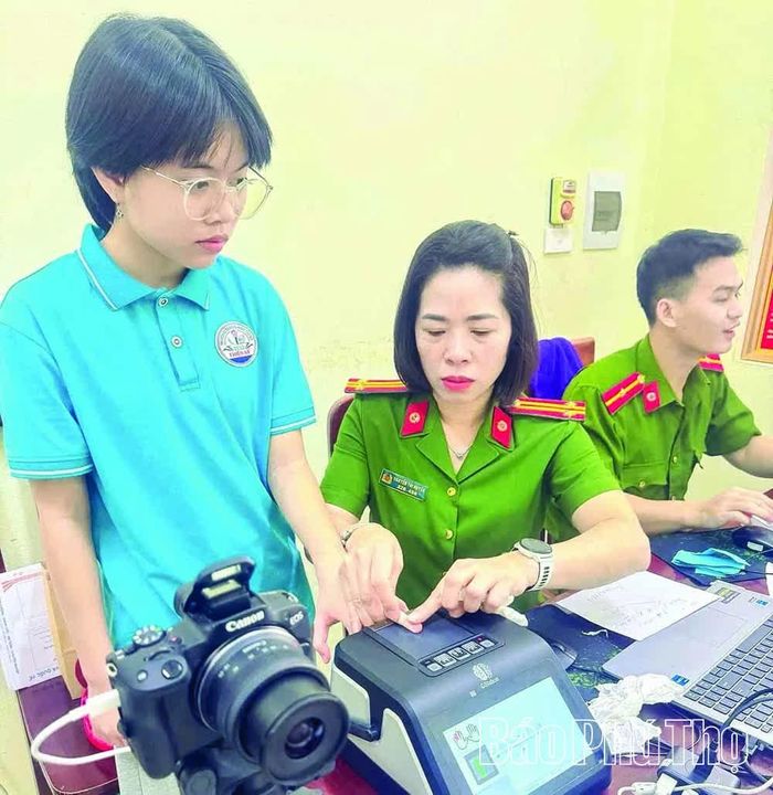 Công an xã Bình Xuyên làm thủ tục cấp căn cước, định danh điện tử cho trẻ em trên địa bàn.