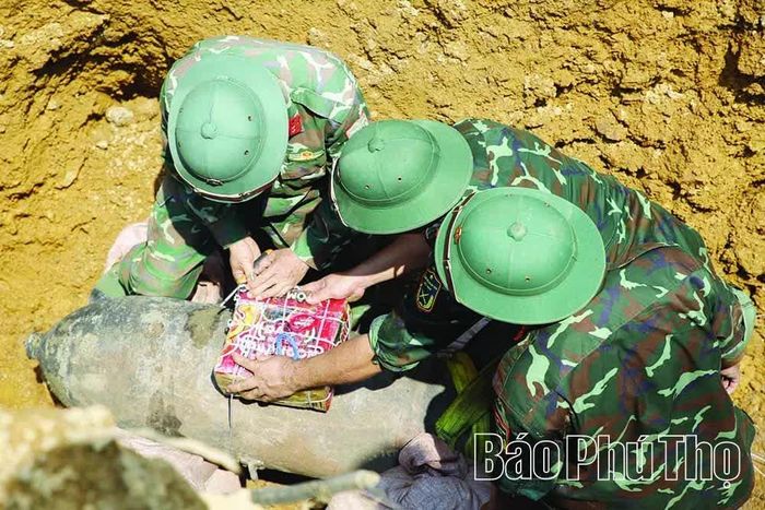 Lực lượng công binh sử dụng hàng chục kg thuốc nổ mạnh để hủy nổ quả bom.