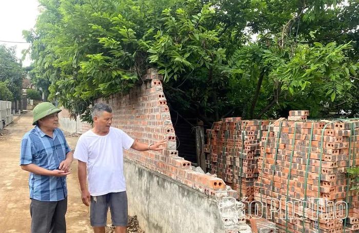 Ông Tạ Thành Vĩnh, phường Nông Trang (bên phải) tự nguyện hiến đất, tường rào để mở rộng đường giao thông.