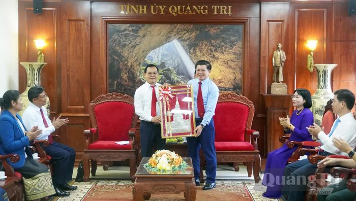 Đồng chí Sẻn-sắc Phim-vông-sả tặng quà lưu niệm cho Thường trực Tỉnh ủy Quảng Trị - Ảnh: N.M  