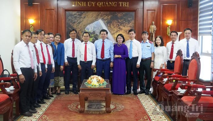 Đồng chí Trần Vũ Khiêm, Phó Bí thư Thường trực Tỉnh ủy, Trưởng đoàn đại biểu Quốc hội tỉnh và các đại biểu chụp ảnh lưu niệm tại buổi tiếp - Ảnh: N.M