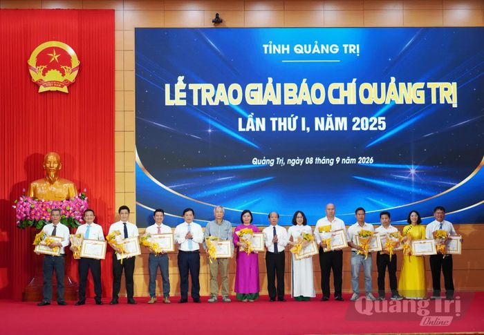 Đại diện lãnh đạo Ban Tuyên giáo Tỉnh ủy và Hội Nhà báo Việt Nam tỉnh, Báo và phát thanh, truyền hình Quảng Trị trao giải C cho các tác giả, nhóm tác giả - Ảnh: X.P