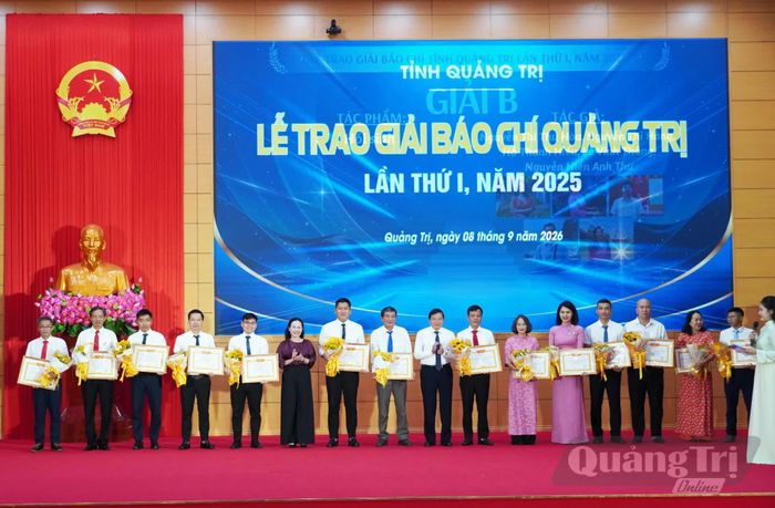 Các đồng chí: Lê Hồng Vinh, Chủ tịch UBND tỉnh; Phạm Thị Hân, Phó Chủ tịch Thường trực HĐND tỉnh trao giải B cho các tác giả, nhóm tác giả - Ảnh: X.P