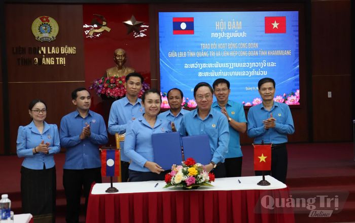 Đại diện lãnh đạo Liên đoàn Lao động tỉnh Quảng Trị và Liên hiệp Công đoàn tỉnh Khăm Muồn ký kết biên bản ghi nhớ - Ảnh: L.T