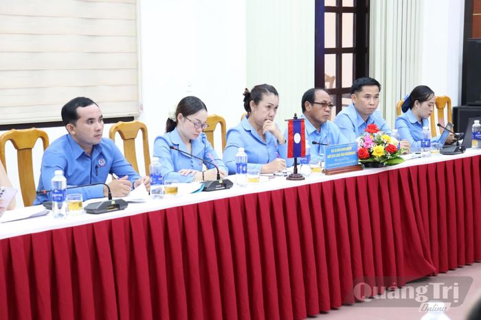 Các đại biểu Liên hiệp Công đoàn tỉnh Khăm Muồn tham dự hội đàm - Ảnh: L.T