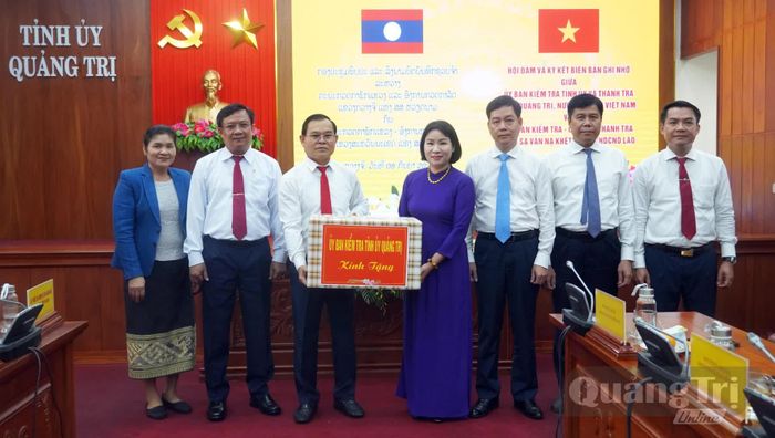 Đồng chí Phạm Thị Minh Huệ, Chủ nhiệm UBKT Tỉnh ủy tặng quà đoàn công tác UBKT, Thanh tra Nhà nước tỉnh Sạ-vẳn-na-khệt (Lào) - Ảnh: N.M