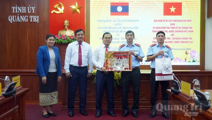 Đồng chí Sẻn-sắc Phim-vông-sả, Chủ nhiệm UBKT Tỉnh ủy, Chánh Thanh tra tỉnh, Trưởng ban Phòng, chống tham nhũng tỉnh tặng quà cho Thanh tra tỉnh Quảng Trị - Ảnh: N.M