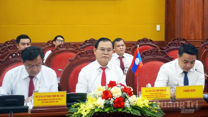 Đồng chí Sẻn-sắc Phim-vông-sả, Chủ nhiệm UBKT Tỉnh ủy, Chánh Thanh tra tỉnh, Trưởng ban Phòng, chống tham nhũng tỉnh trao đổi tại buổi hội đàm - Ảnh: N.M