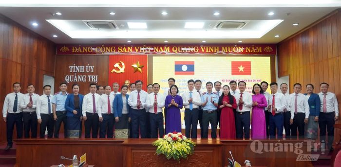 Các đại biểu chụp ảnh lưu niệm - Ảnh: N.M