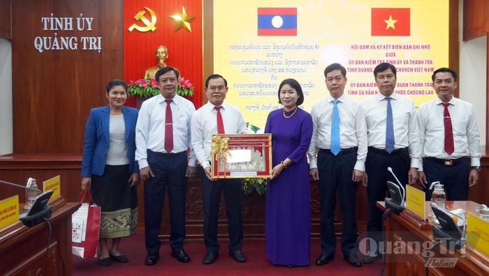 Đồng chí Sẻn-sắc Phim-vông-sả, Chủ nhiệm UBKT Tỉnh ủy, Chánh Thanh tra tỉnh, Trưởng ban Phòng, chống tham nhũng tỉnh tặng quà cho UBKT Tỉnh ủy Quảng Trị - Ảnh: N.M