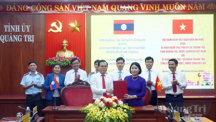 Đại diện lãnh đạo UBKT Tỉnh ủy Quảng Trị và UBKT Tỉnh ủy, Thanh tra Nhà nước tỉnh Sạ-vẳn-na-khệt ký kết biên bản hợp tác - Ảnh: N.M