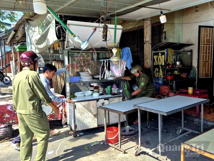 Đẩy mạnh công tác bảo đảm trật tự, mỹ quan đô thị ở phường Quảng Trị - Ảnh: K.S