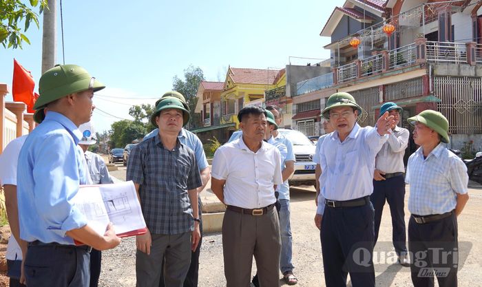 Đồng chí Phan Phong Phú, Phó Chủ tịch UBND tỉnh thông tin với các hộ dân về phương án bồi thường - Ảnh: C.H