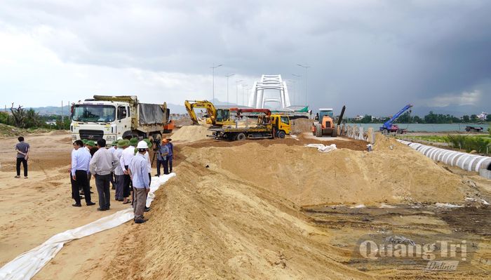 Dự án thành phần 2-Cầu Nhật Lệ 3 đang gấp rút thi công - Ảnh: C.H